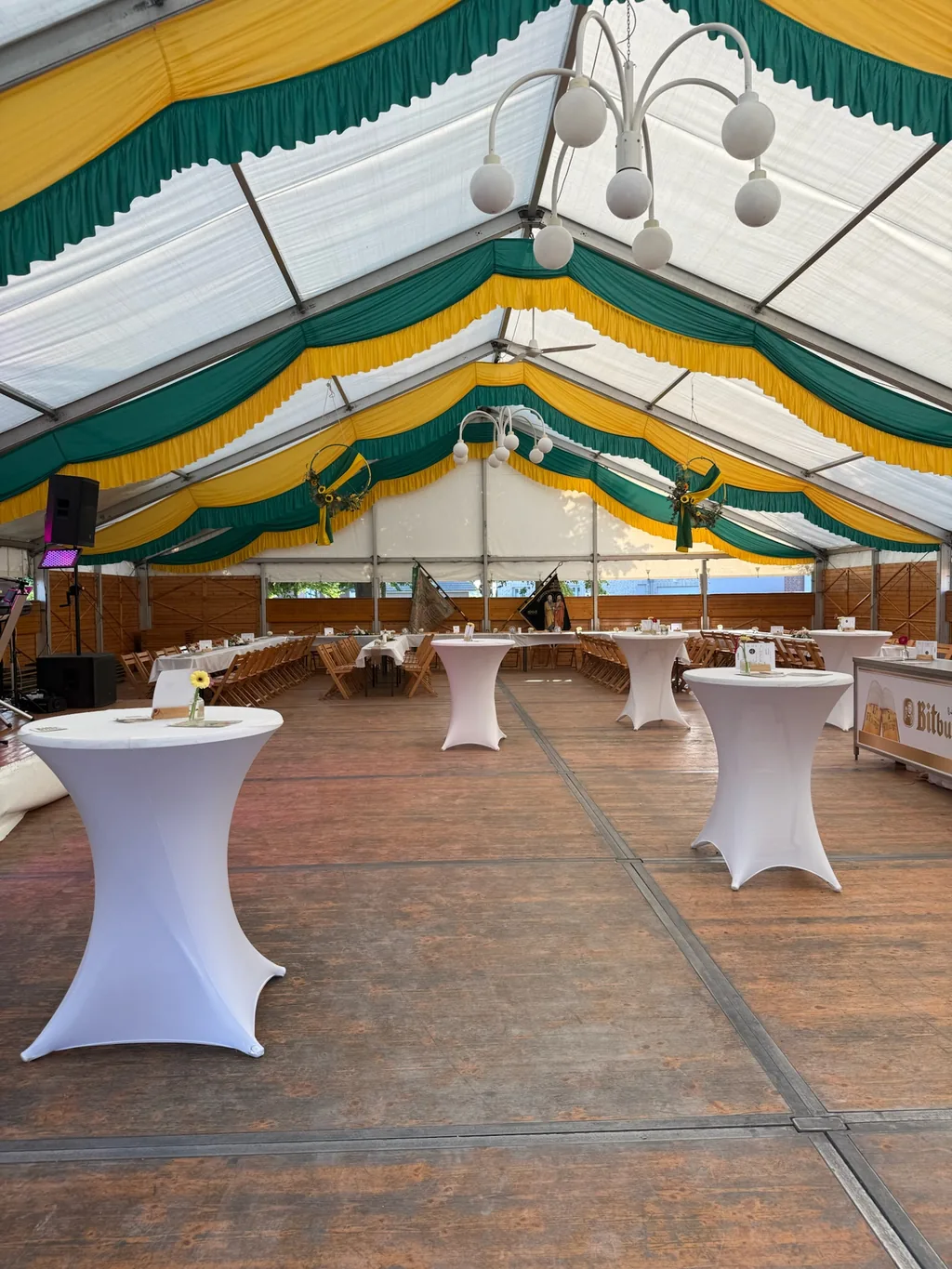 Festlich geschmücktes Zelt bei einem Event